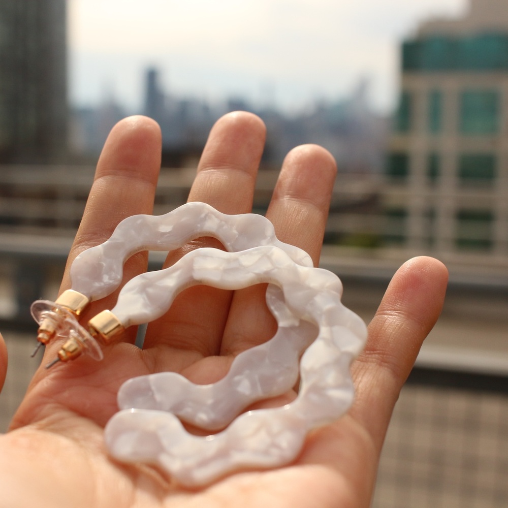 New Baublebar White resin large chic hoop earrings - Picture 3 of 7